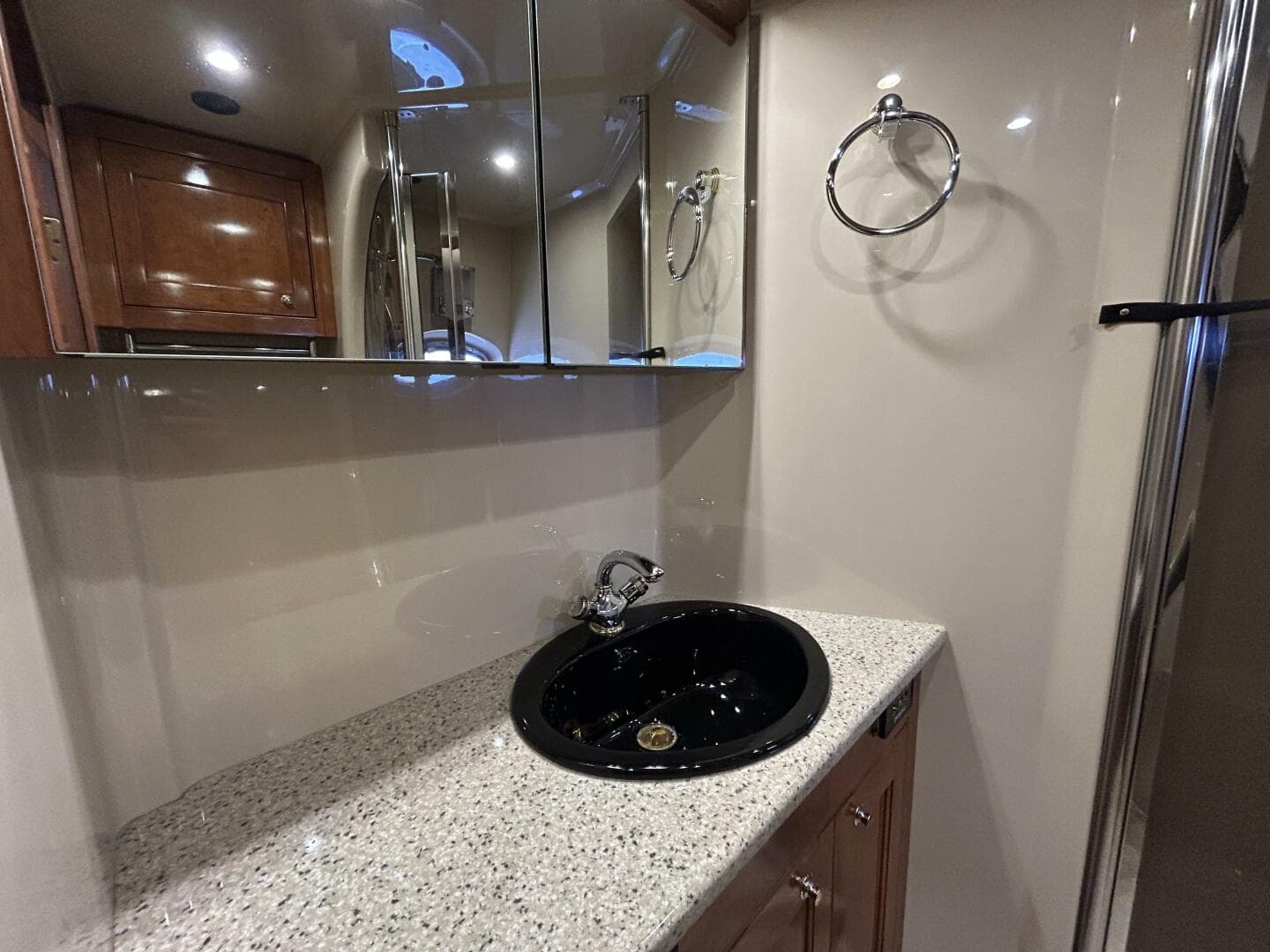 2003 Cruisers Yachts 540 Express — photo 23