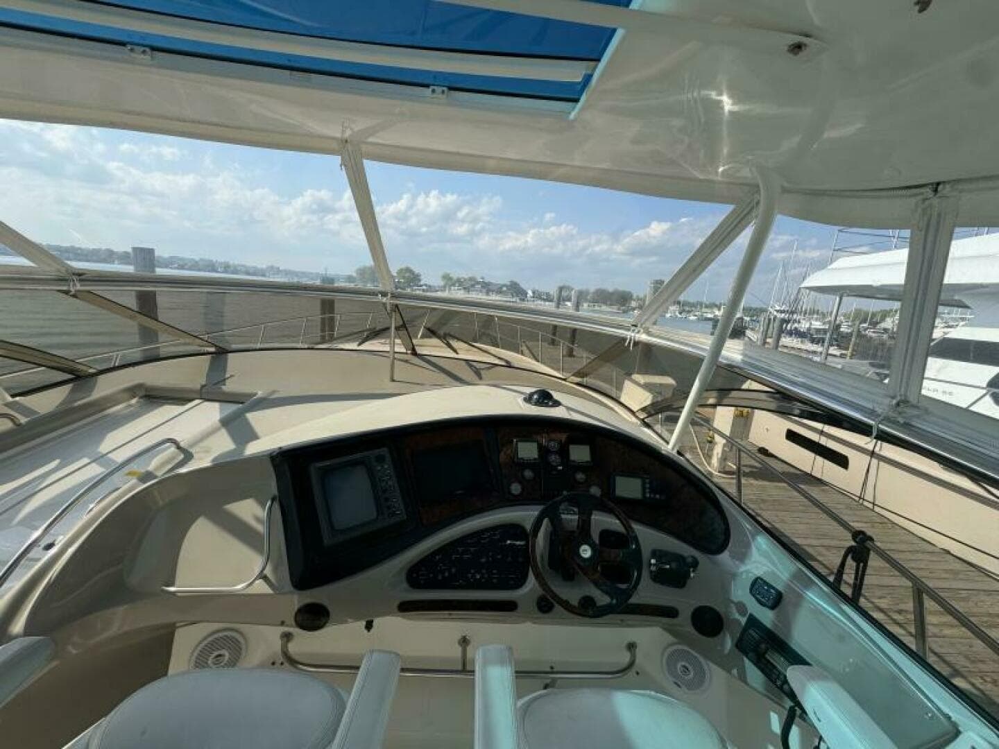 2003 Cruisers Yachts 540 Express — photo 12