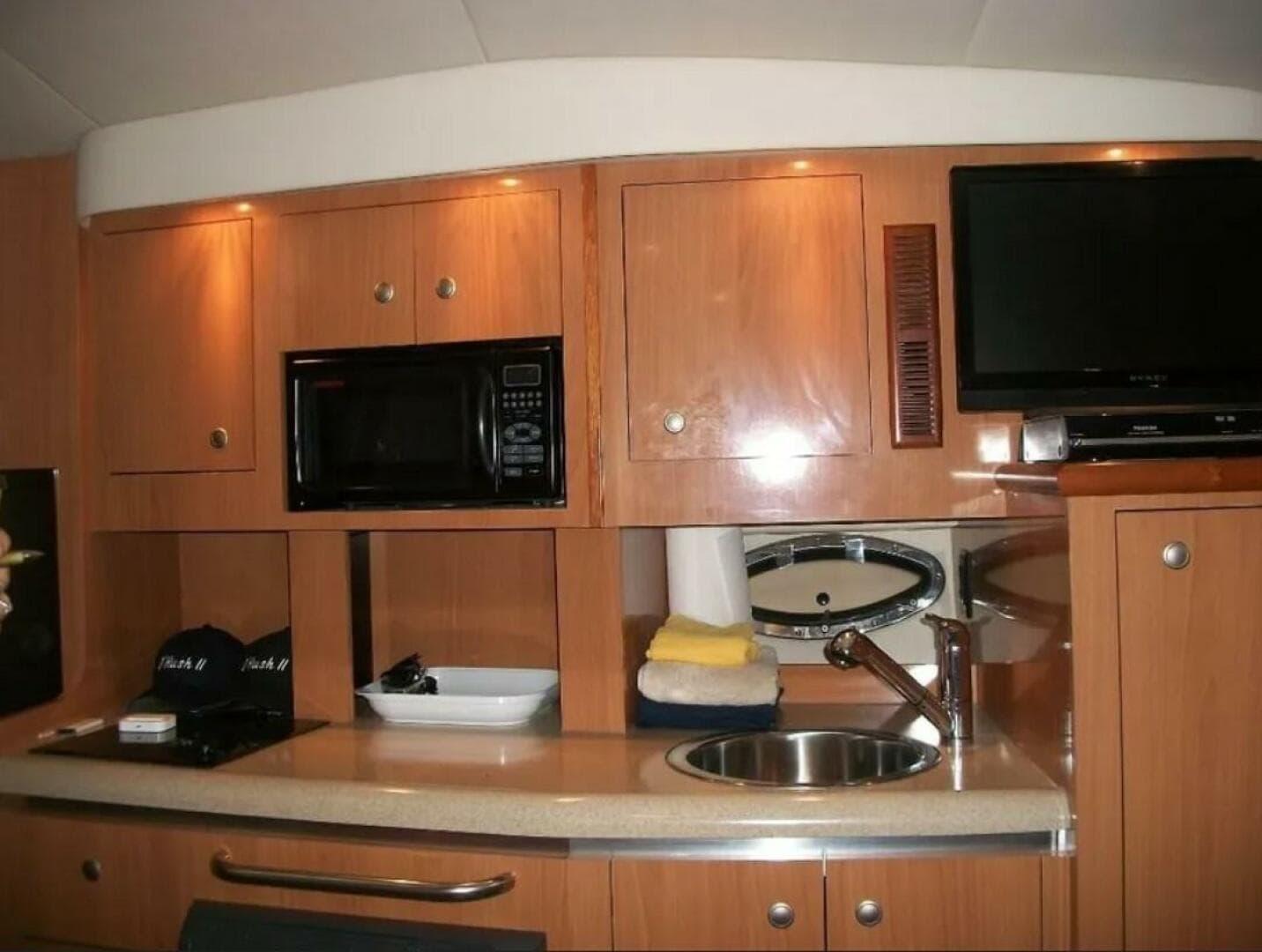 2007 Cruisers Yachts 310 Express — photo 12