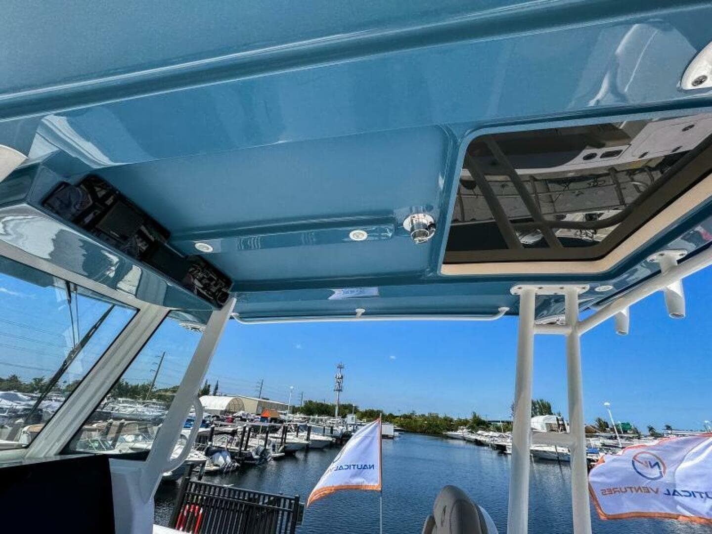 2025 Edgewater 325 CC — photo 15