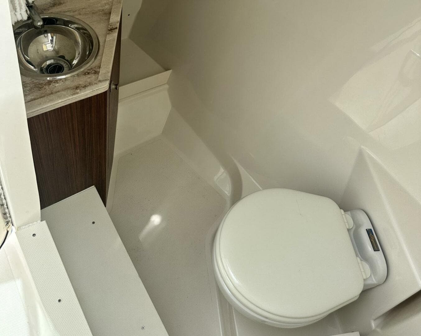 2023 Pursuit DC 295 — photo 18