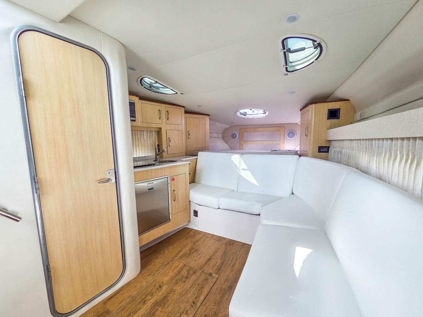 2026 Regal 33 Xo — photo 32