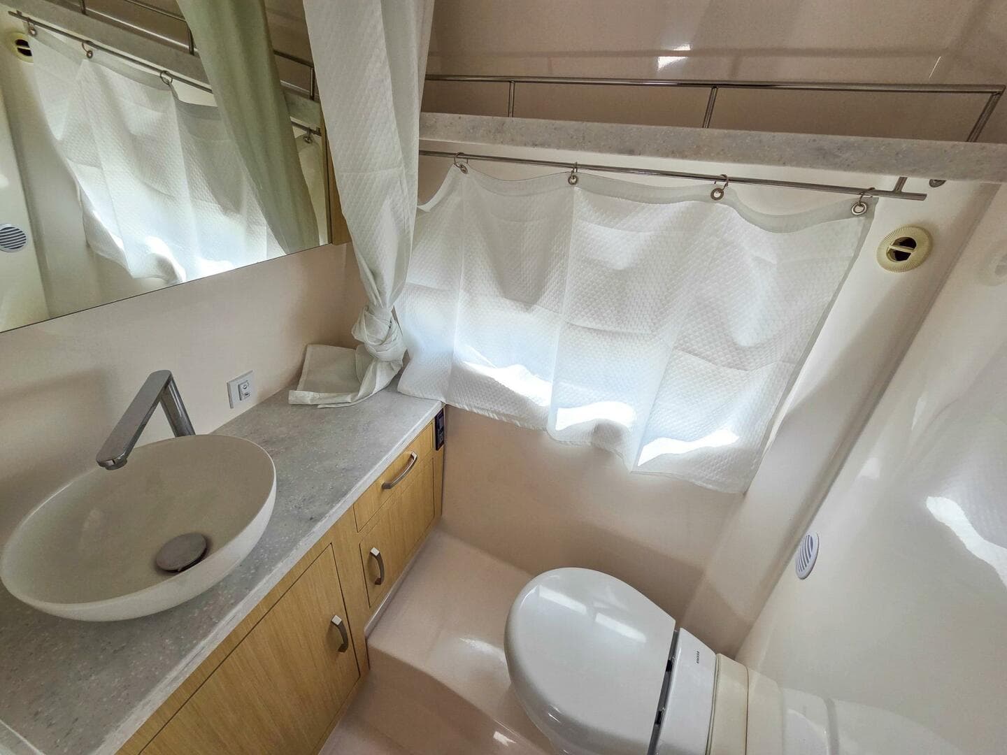 2026 Regal 33 Xo — photo 39