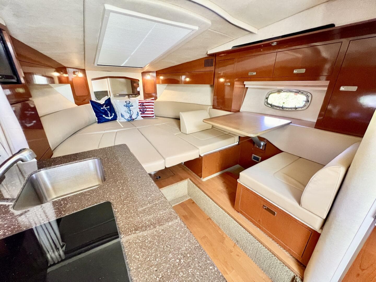 2012 Sea Ray 310 Sundancer — photo 11