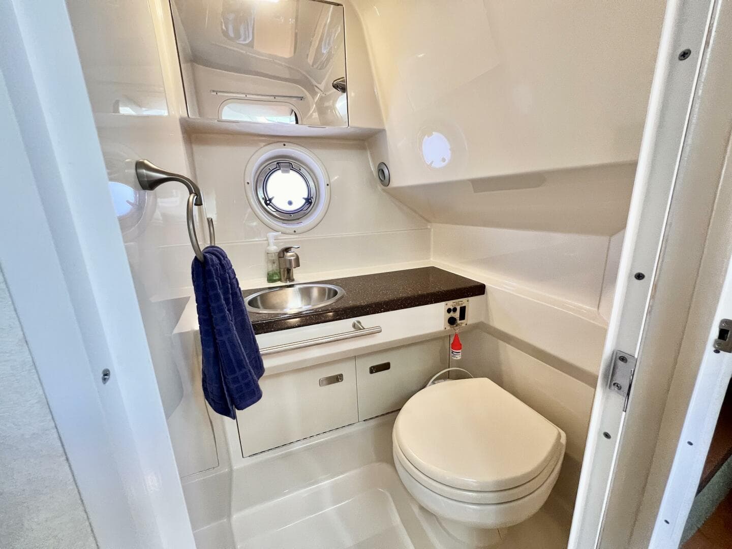 2012 Sea Ray 310 Sundancer — photo 13