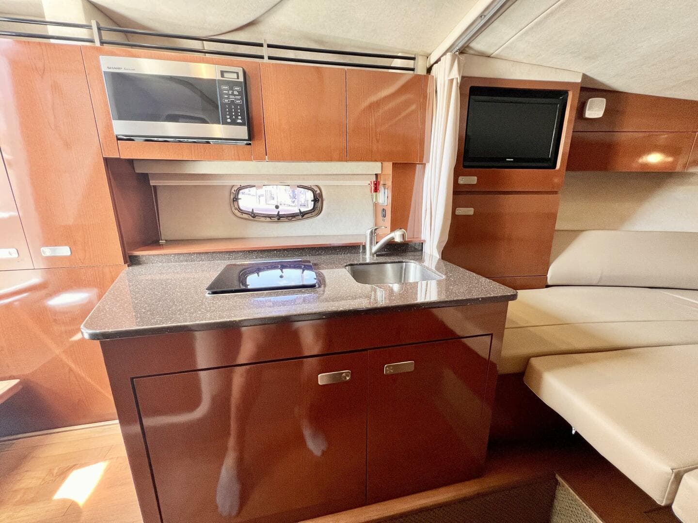 2012 Sea Ray 310 Sundancer — photo 10