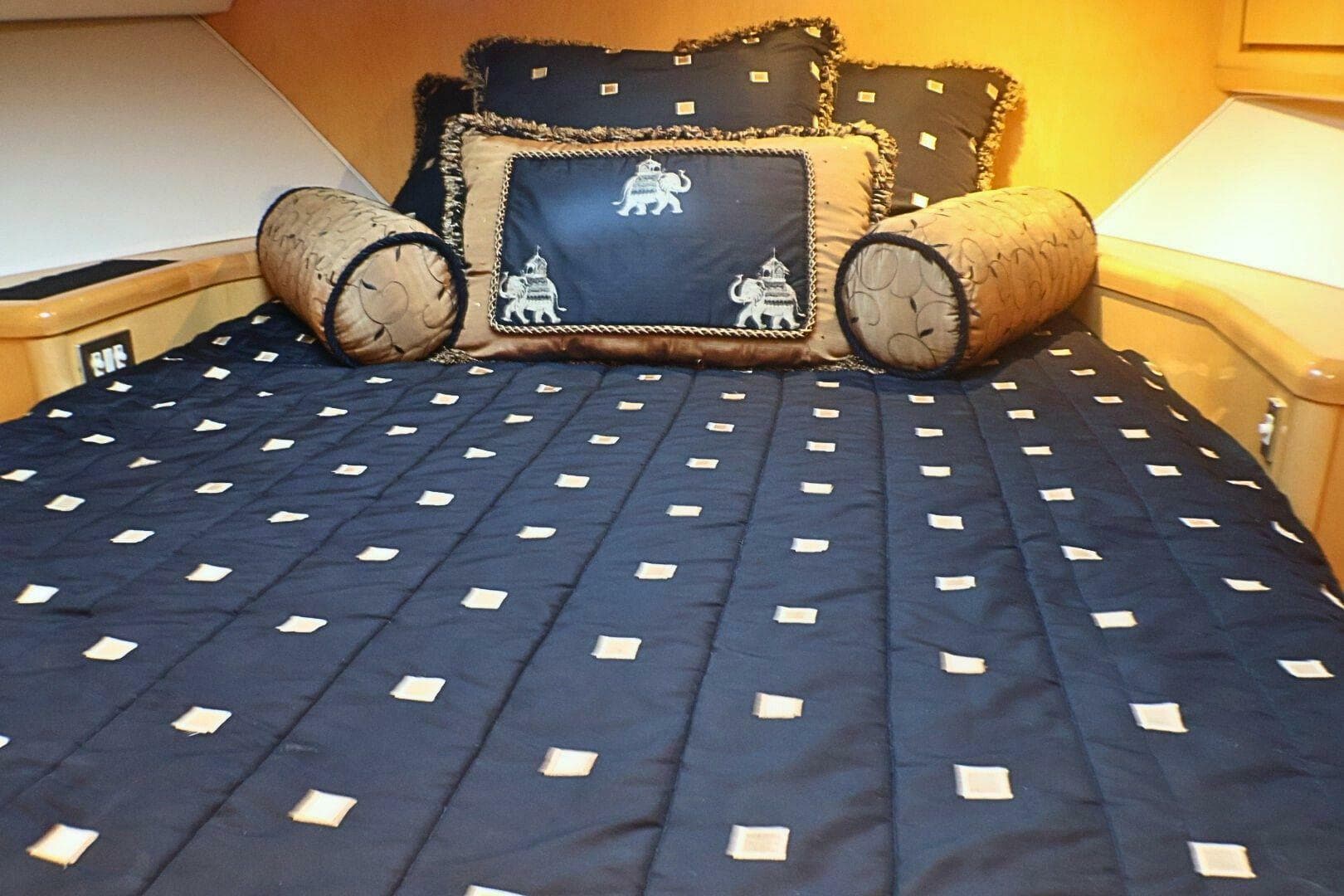 2001 Donzi 73 Sport Yacht — photo 34