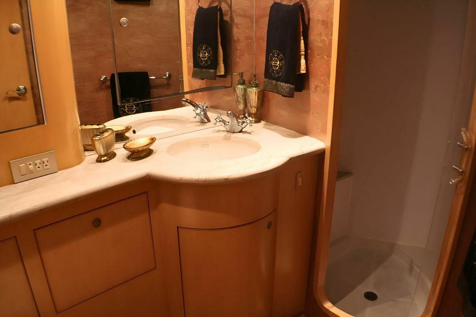 2001 Donzi 73 Sport Yacht — photo 29