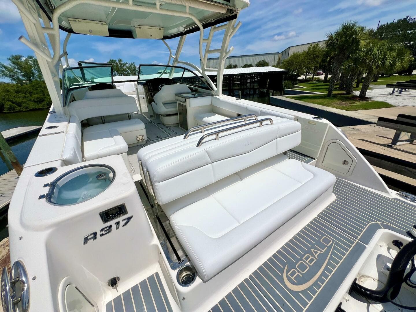 2019 Robalo R317 — photo 6