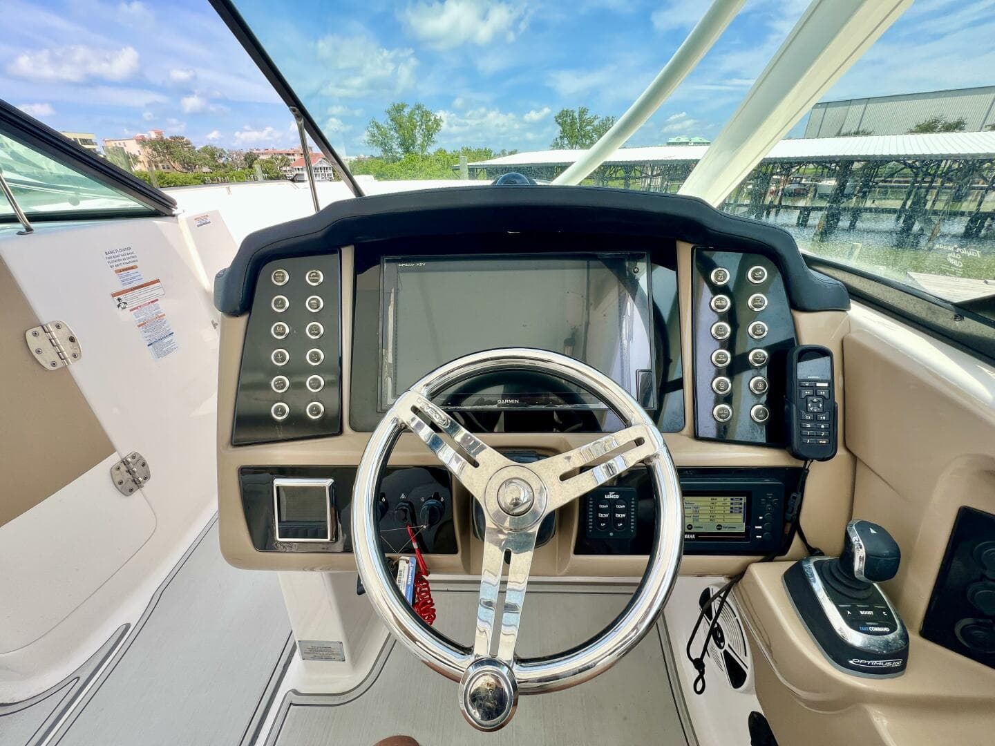 2019 Robalo R317 — photo 2