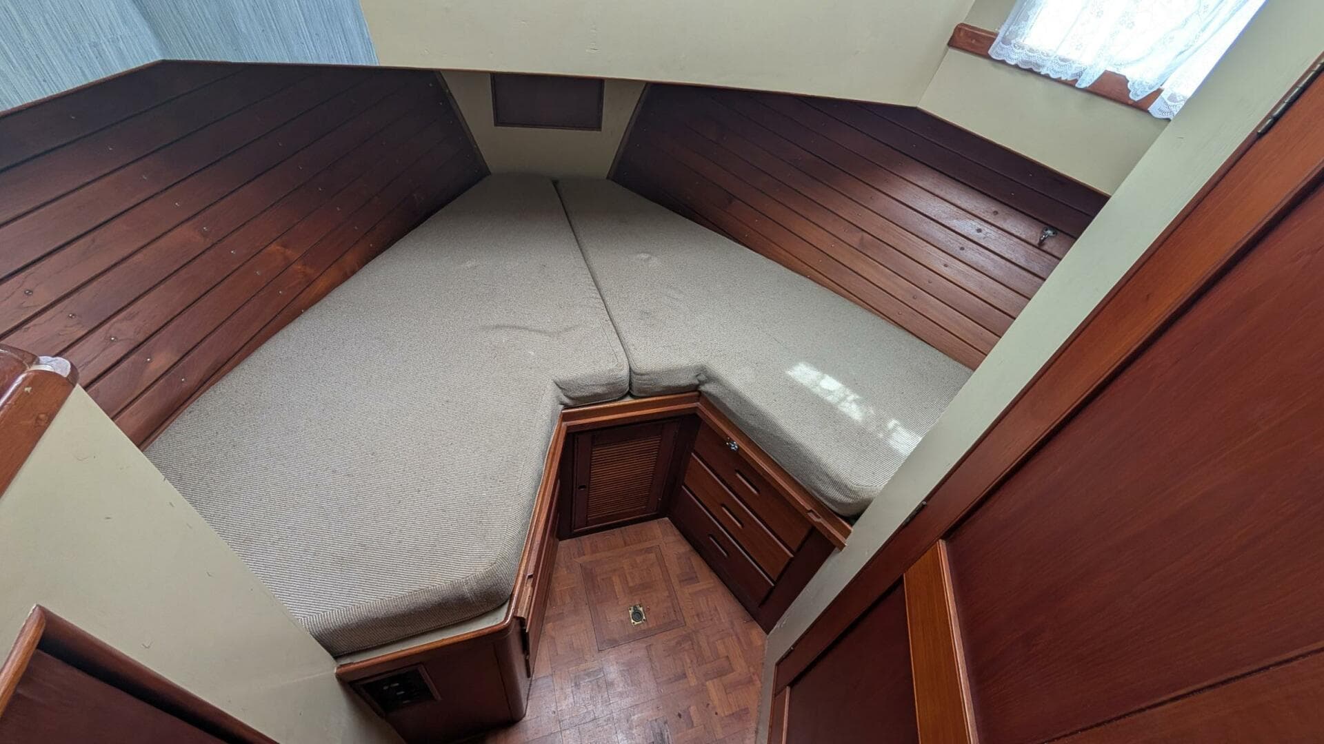 1983 Grand Banks 42 Classic — photo 13