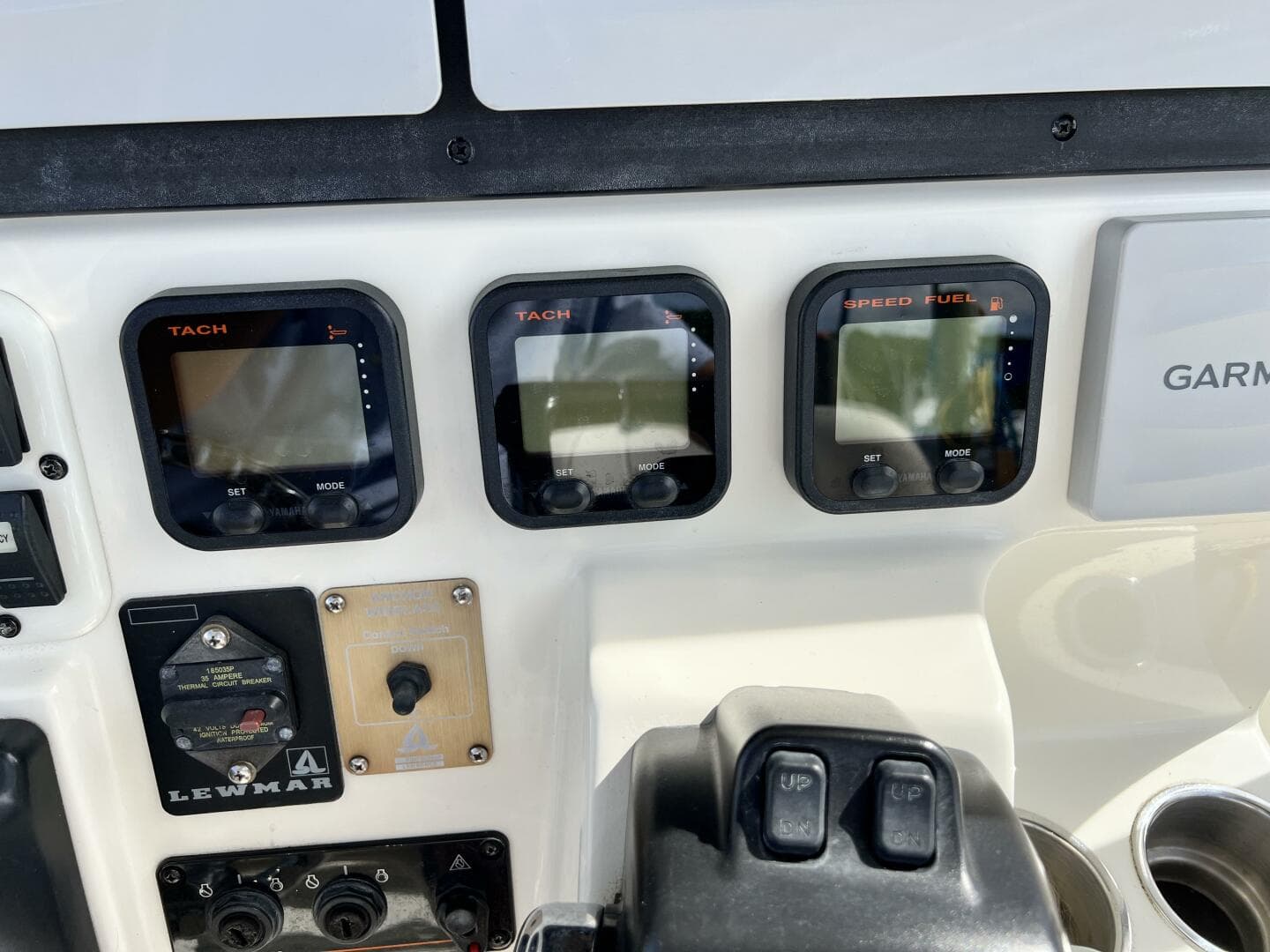 2009 Hydra-Sports 2500 Vector — photo 27