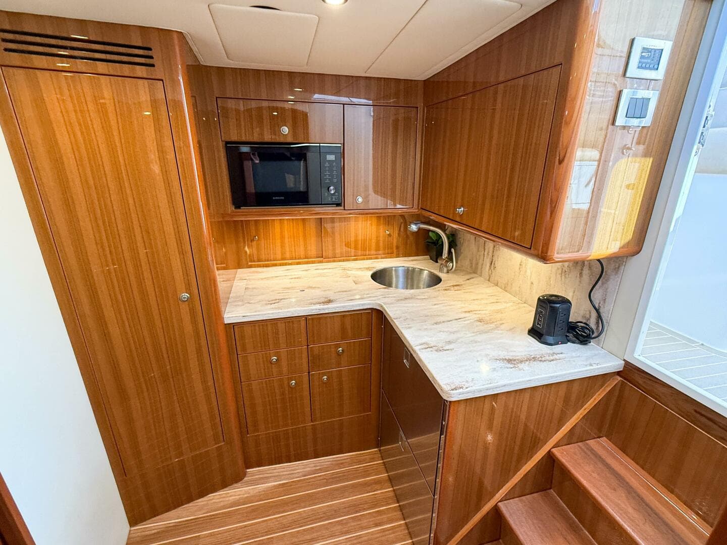 2019 Viking 38 Billfish — photo 17