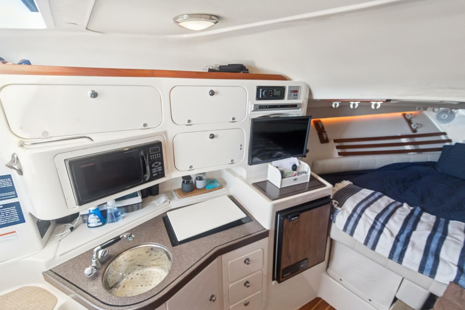 2006 Grady-White 330 Express — photo 6