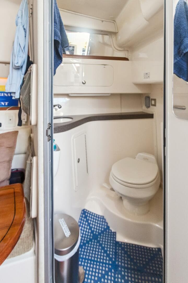 2006 Grady-White 330 Express — photo 9