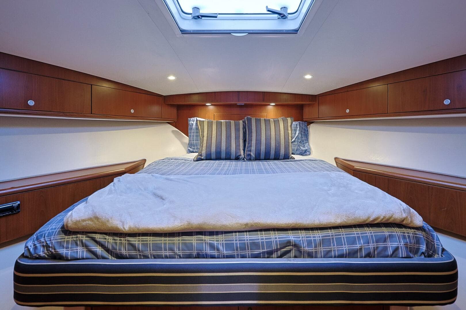 2012 Cabo 40 Express — photo 33