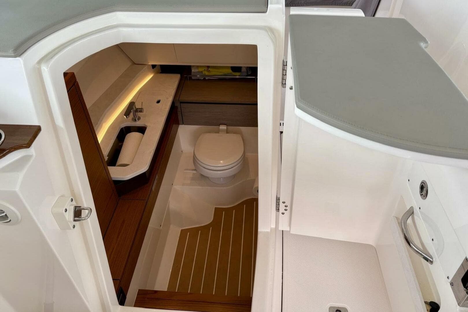 2024 Tiara Sport 34 LX — photo 14