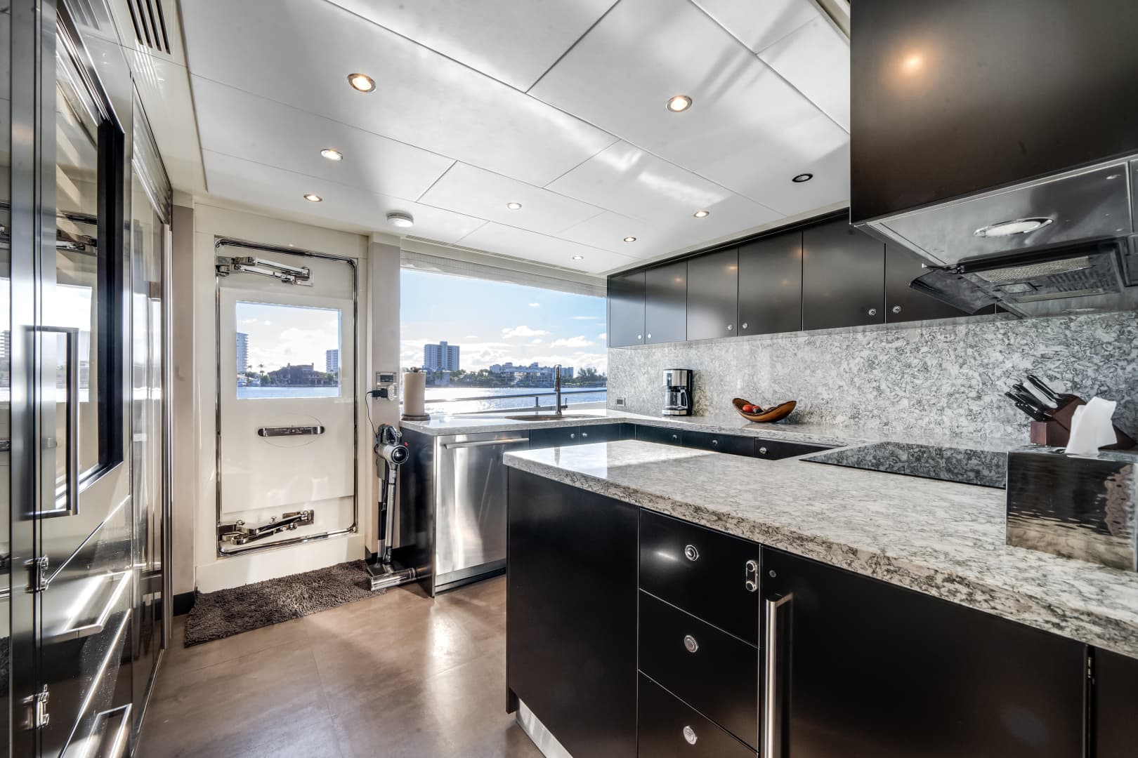 2022 Ocean Alexander 32 L — photo 5