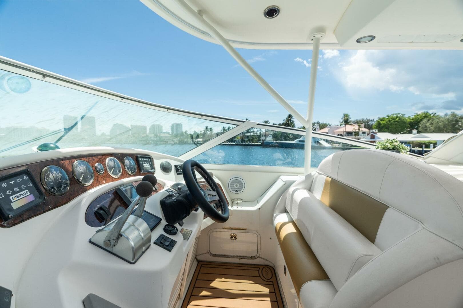 2001 Sea Ray 540 Cockpit — photo 16