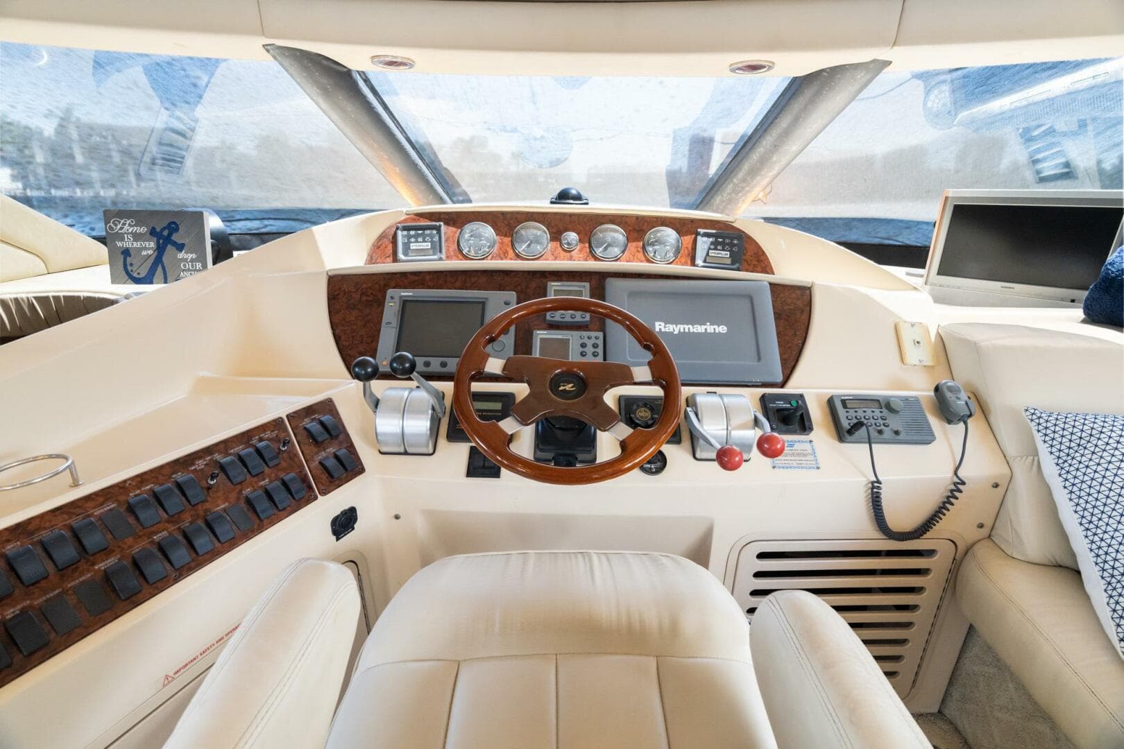 2001 Sea Ray 540 Cockpit — photo 28