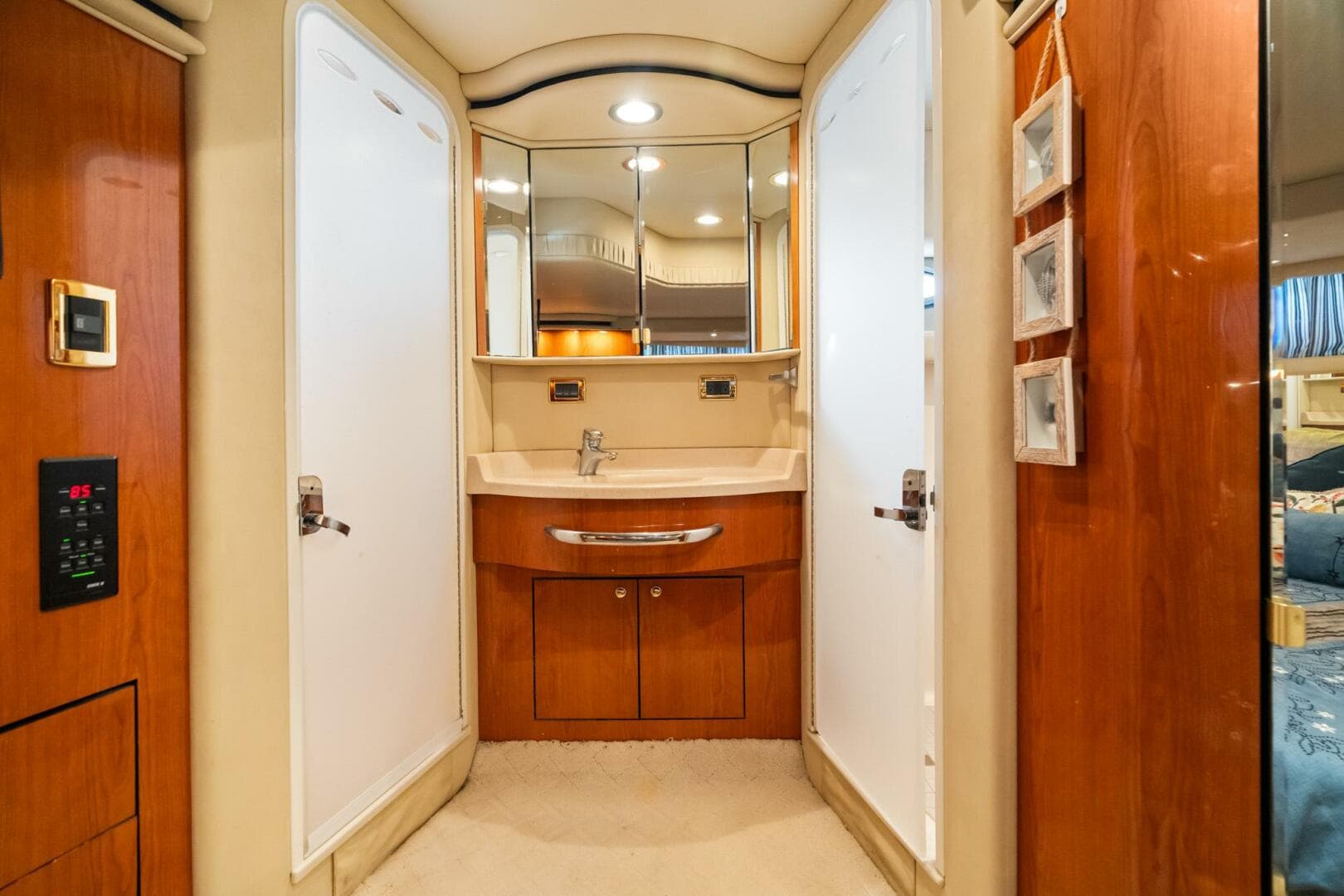 2001 Sea Ray 540 Cockpit — photo 36