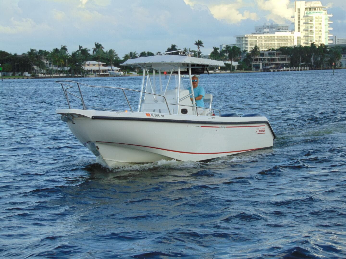 2001 Boston Whaler 26 Outrage — photo 2