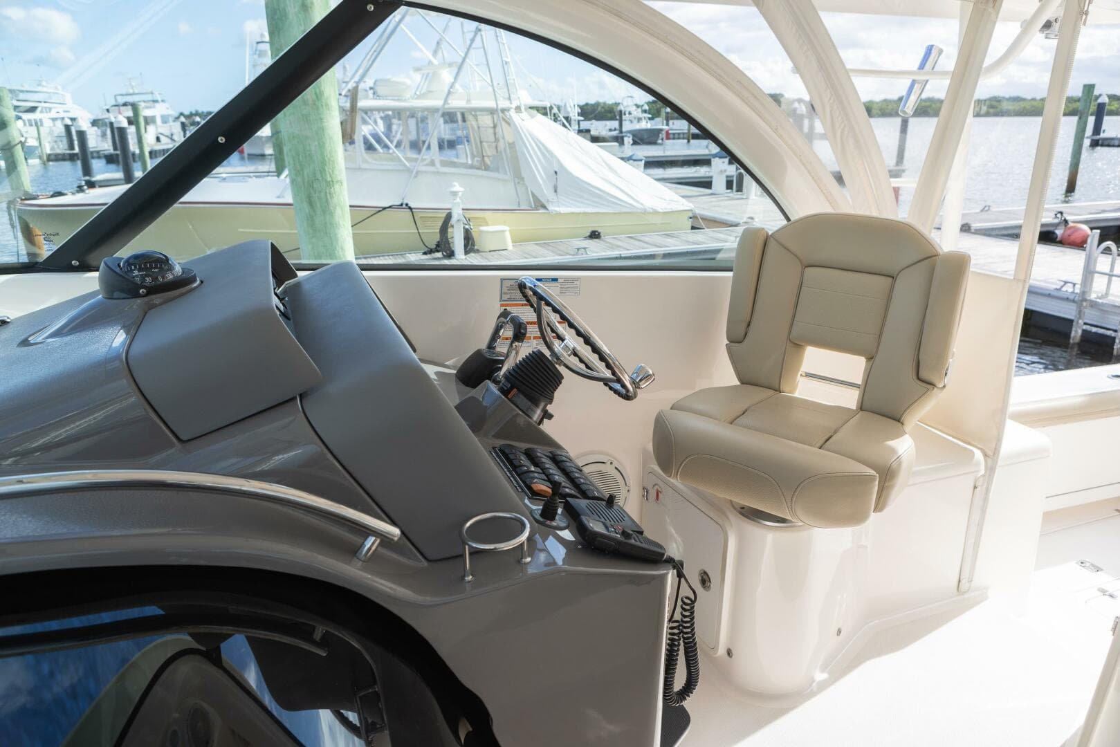 2018 Pursuit OS 385 — photo 14