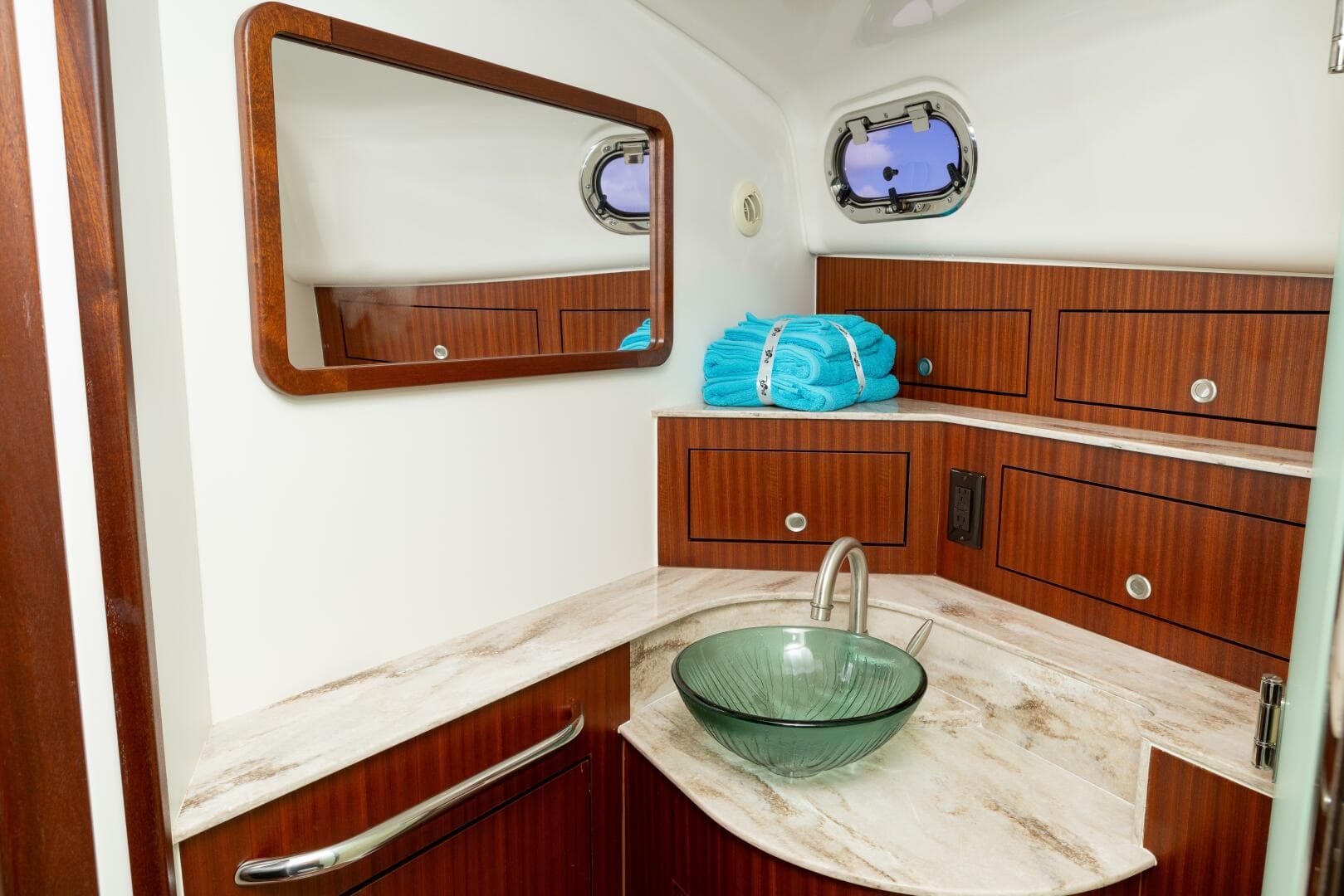 2018 Pursuit OS 385 — photo 11