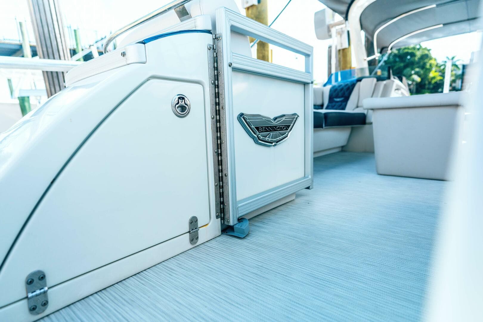 2024 Bennington Qsbax 2 Swingback — photo 10