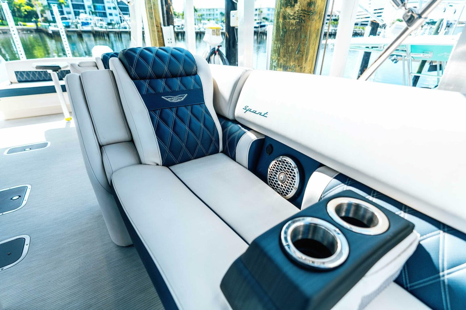 2024 Bennington Qsbax 2 Swingback — photo 5