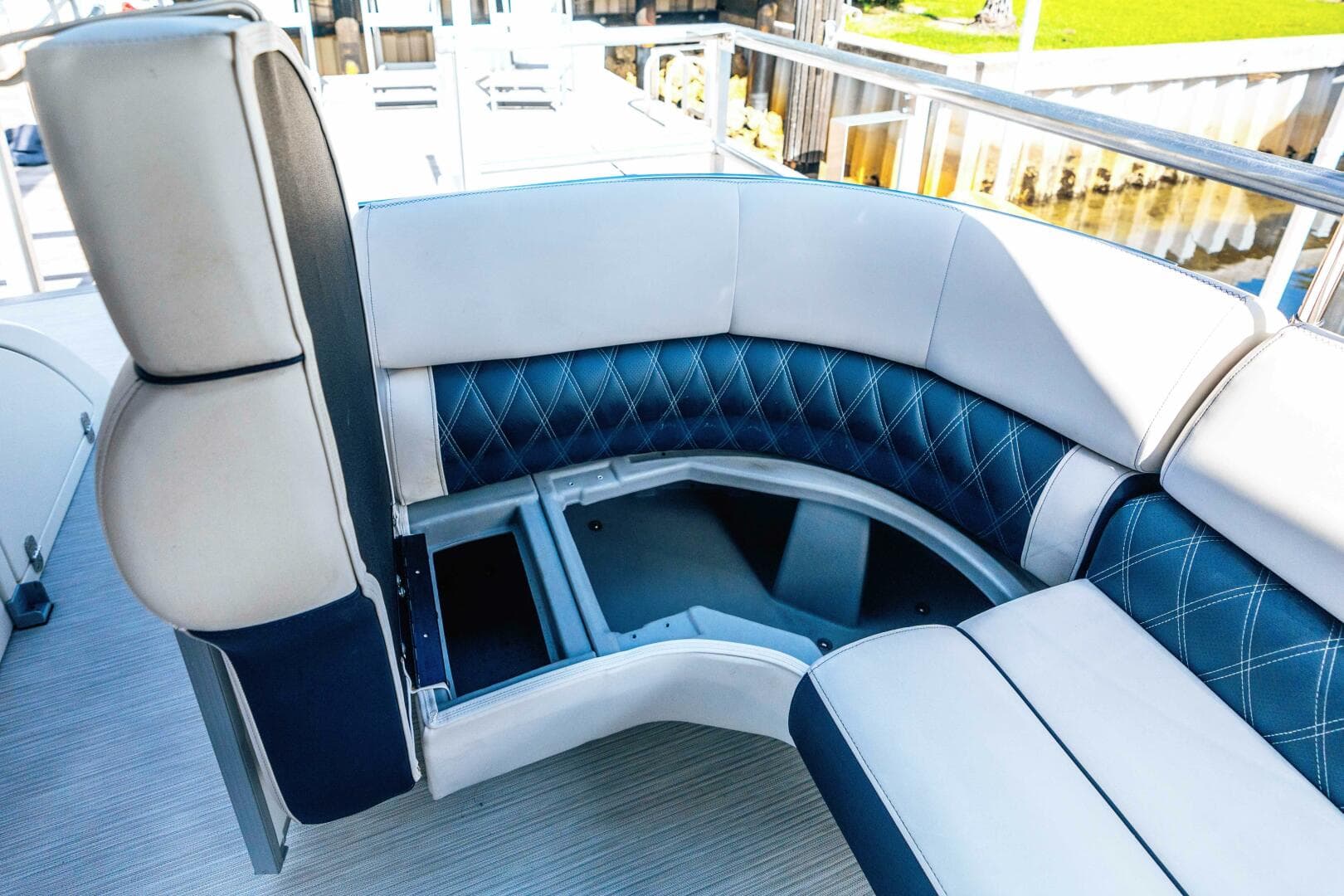 2024 Bennington Qsbax 2 Swingback — photo 21