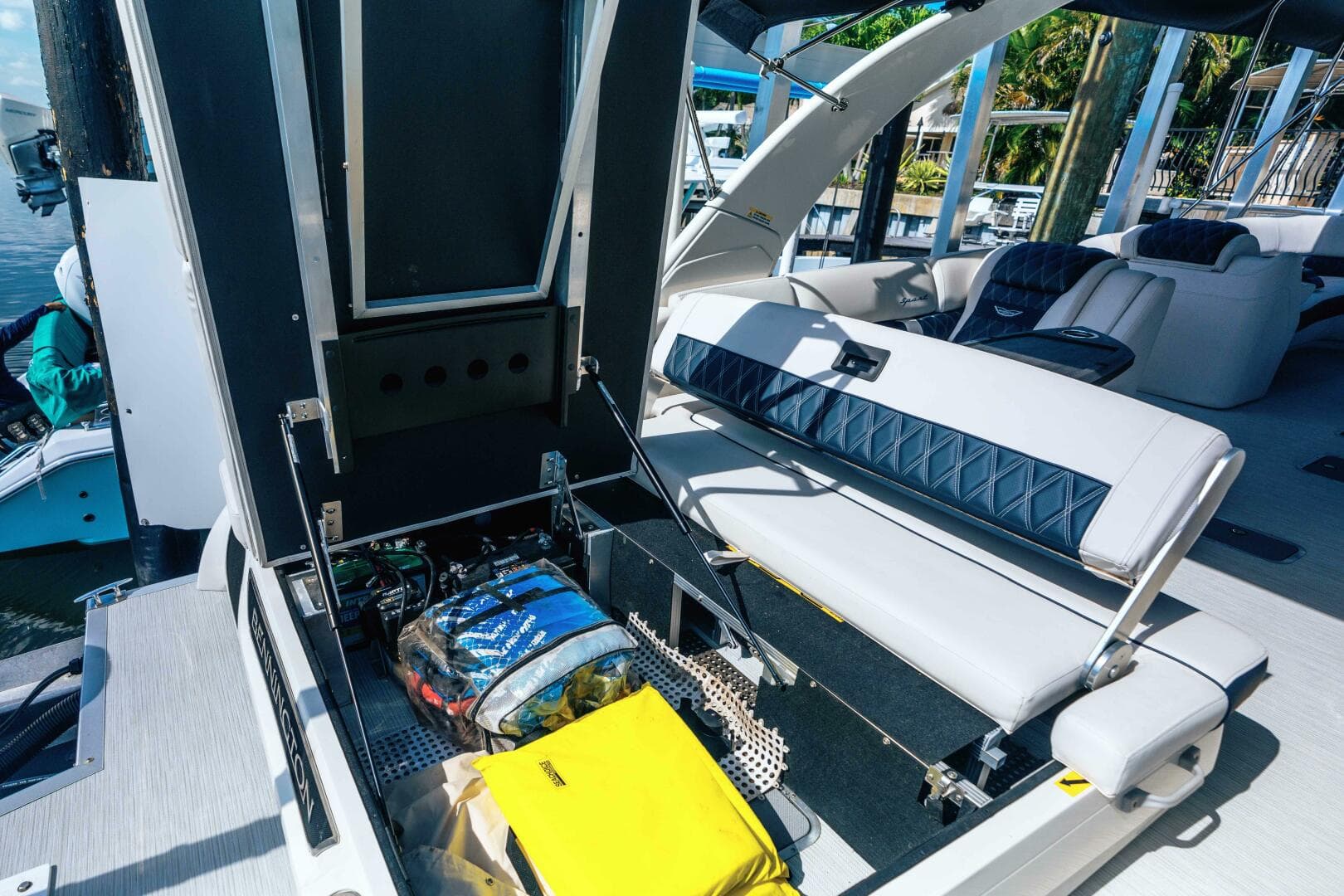 2024 Bennington Qsbax 2 Swingback — photo 28