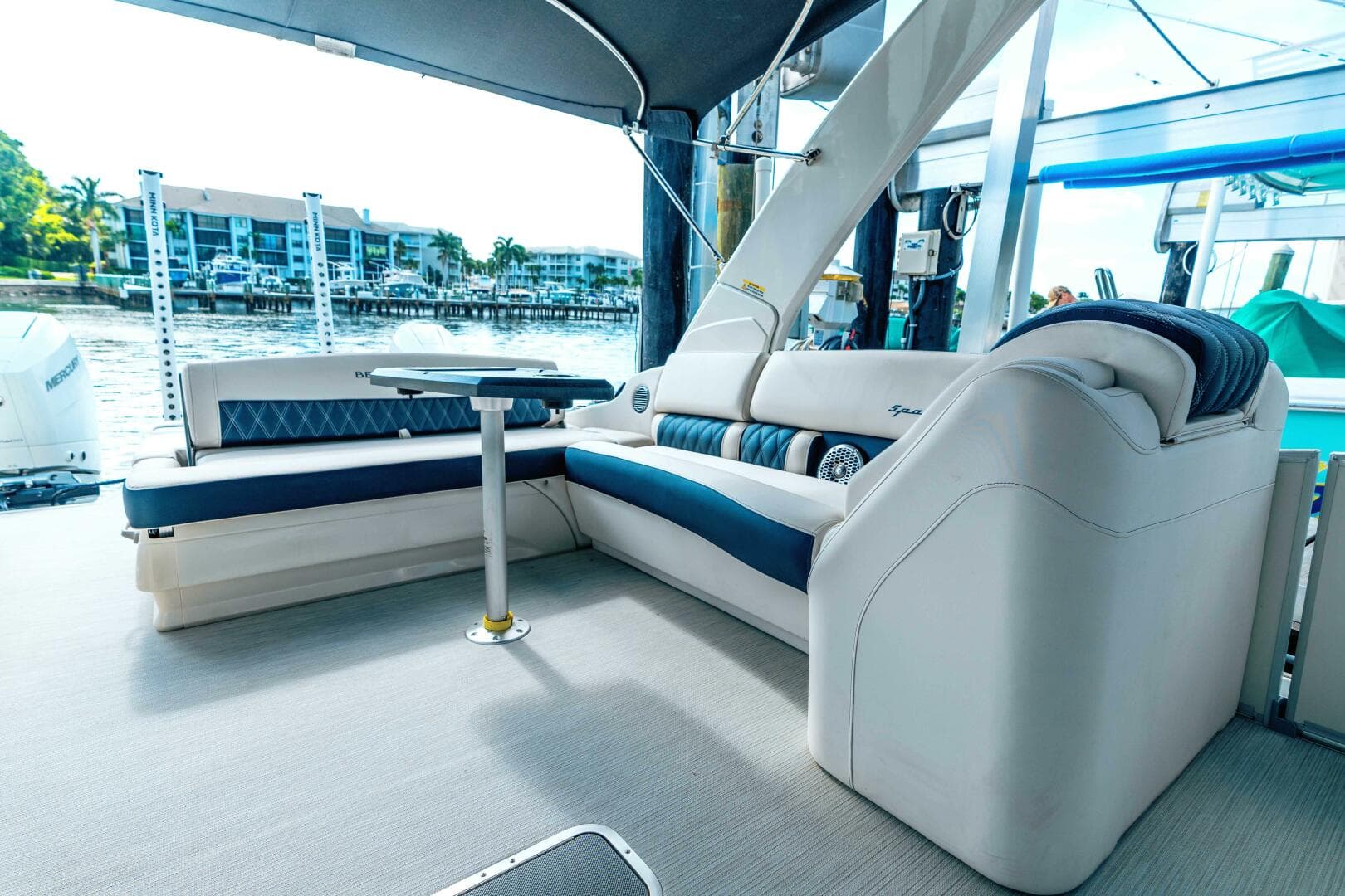 2024 Bennington Qsbax 2 Swingback — photo 24