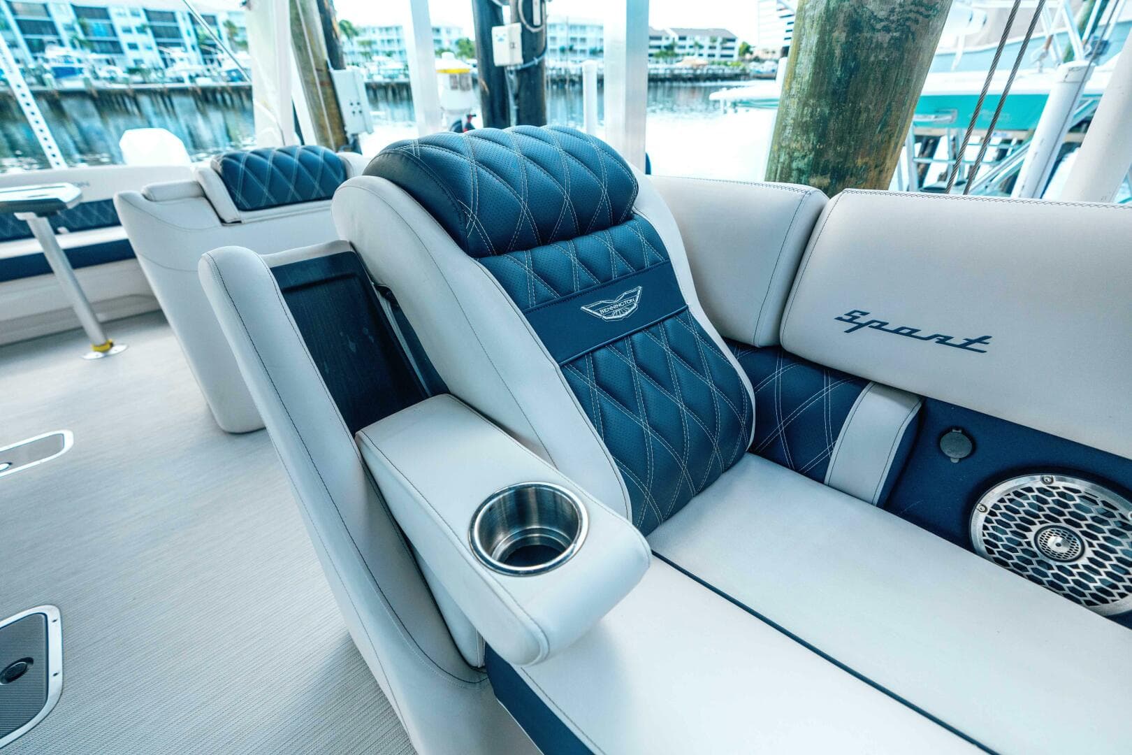 2024 Bennington Qsbax 2 Swingback — photo 14