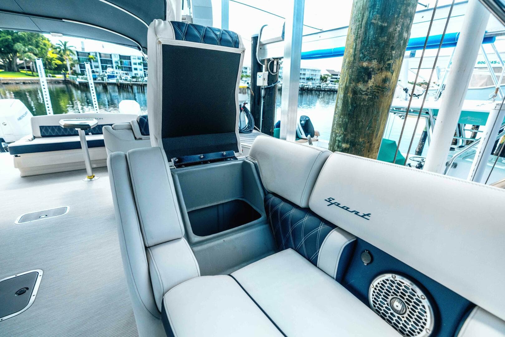 2024 Bennington Qsbax 2 Swingback — photo 12