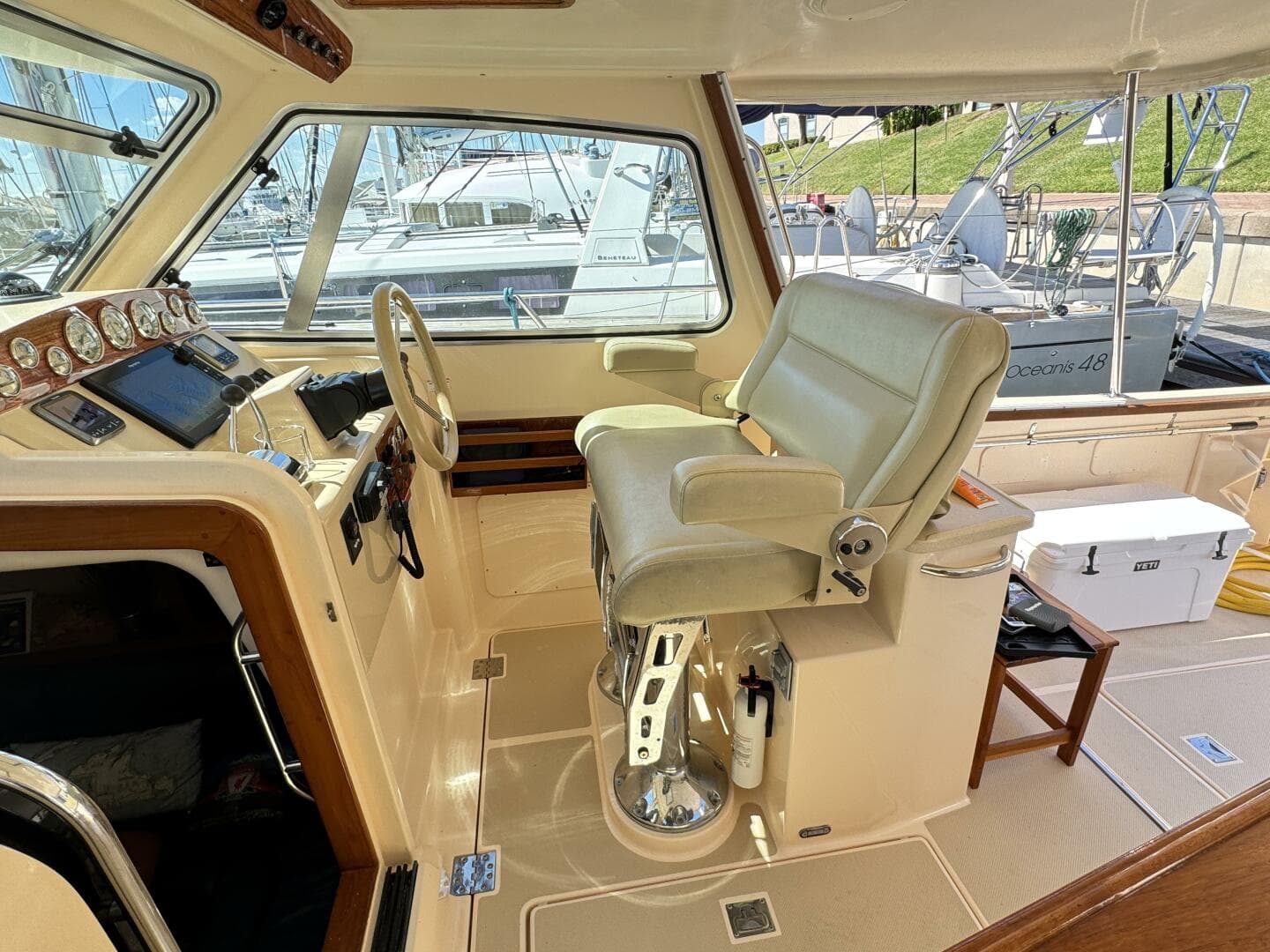 2004 Island Packet 360 Hardtop Express Cruiser — photo 11