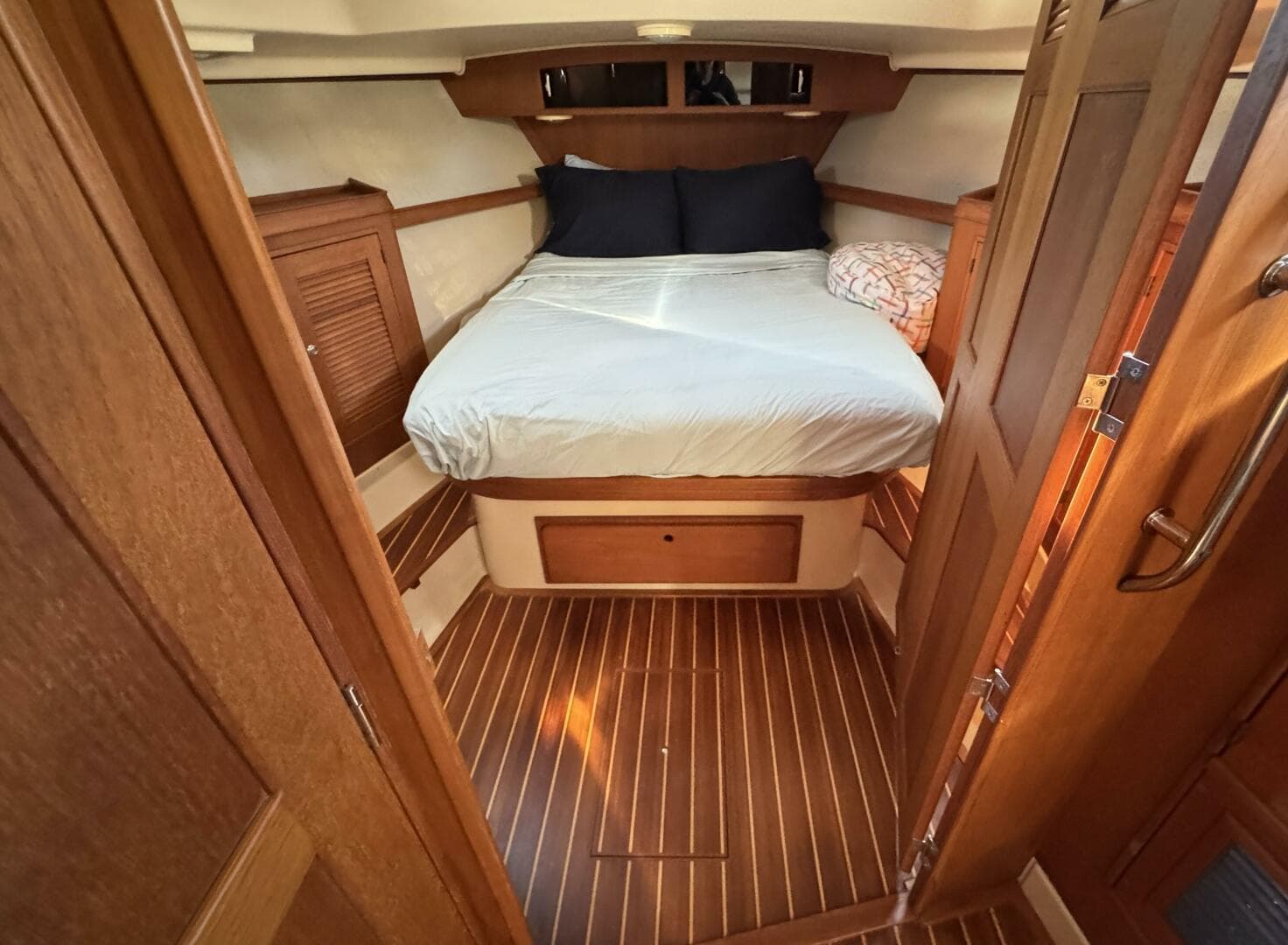 2004 Island Packet 360 Hardtop Express Cruiser — photo 17