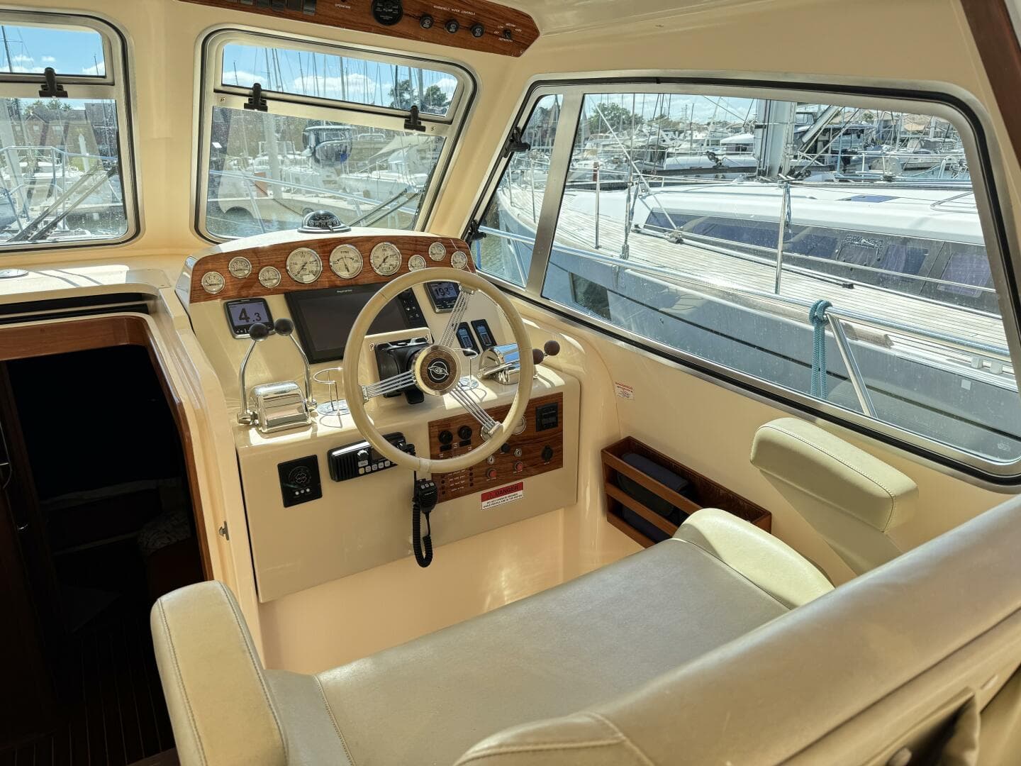 2004 Island Packet 360 Hardtop Express Cruiser — photo 8