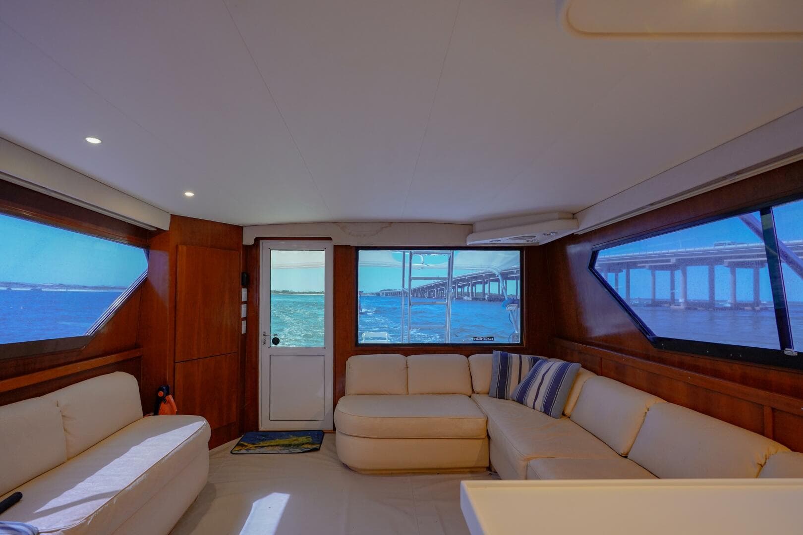 1994 Hatteras 46 Convertible — photo 7