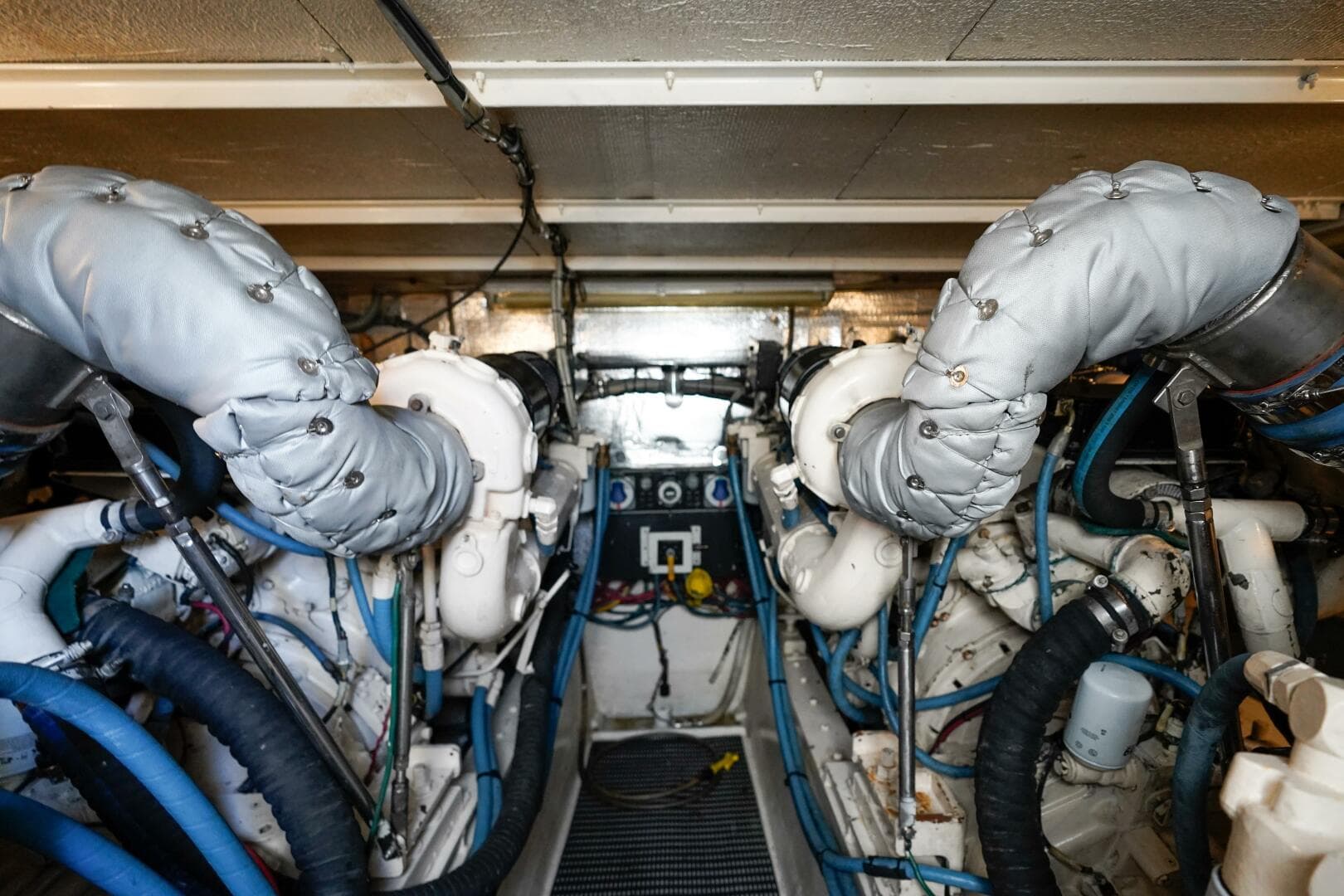 1994 Hatteras 46 Convertible — photo 32