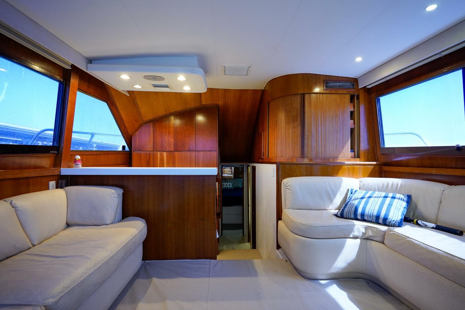 1994 Hatteras 46 Convertible — photo 6