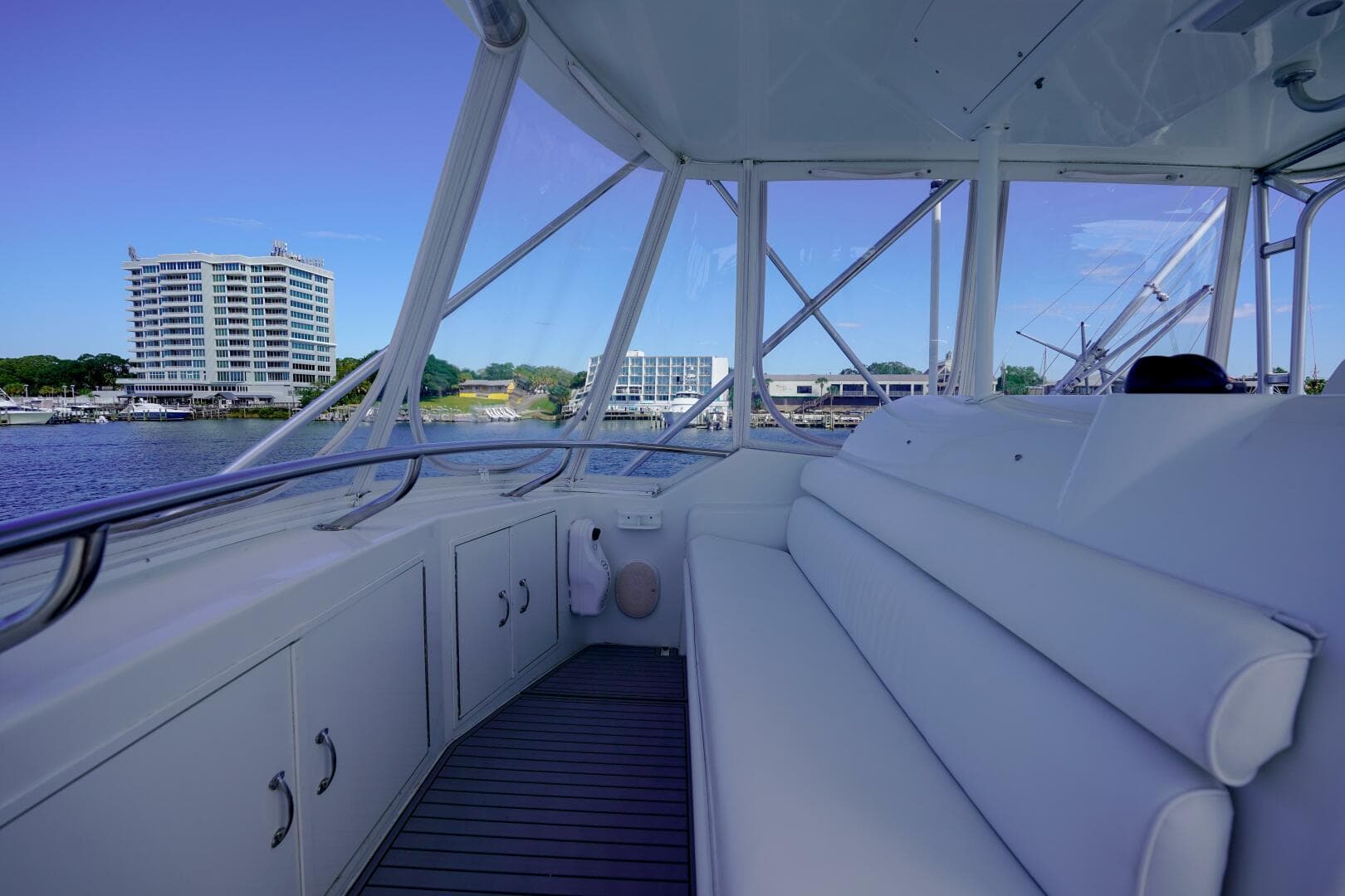 1994 Hatteras 46 Convertible — photo 4