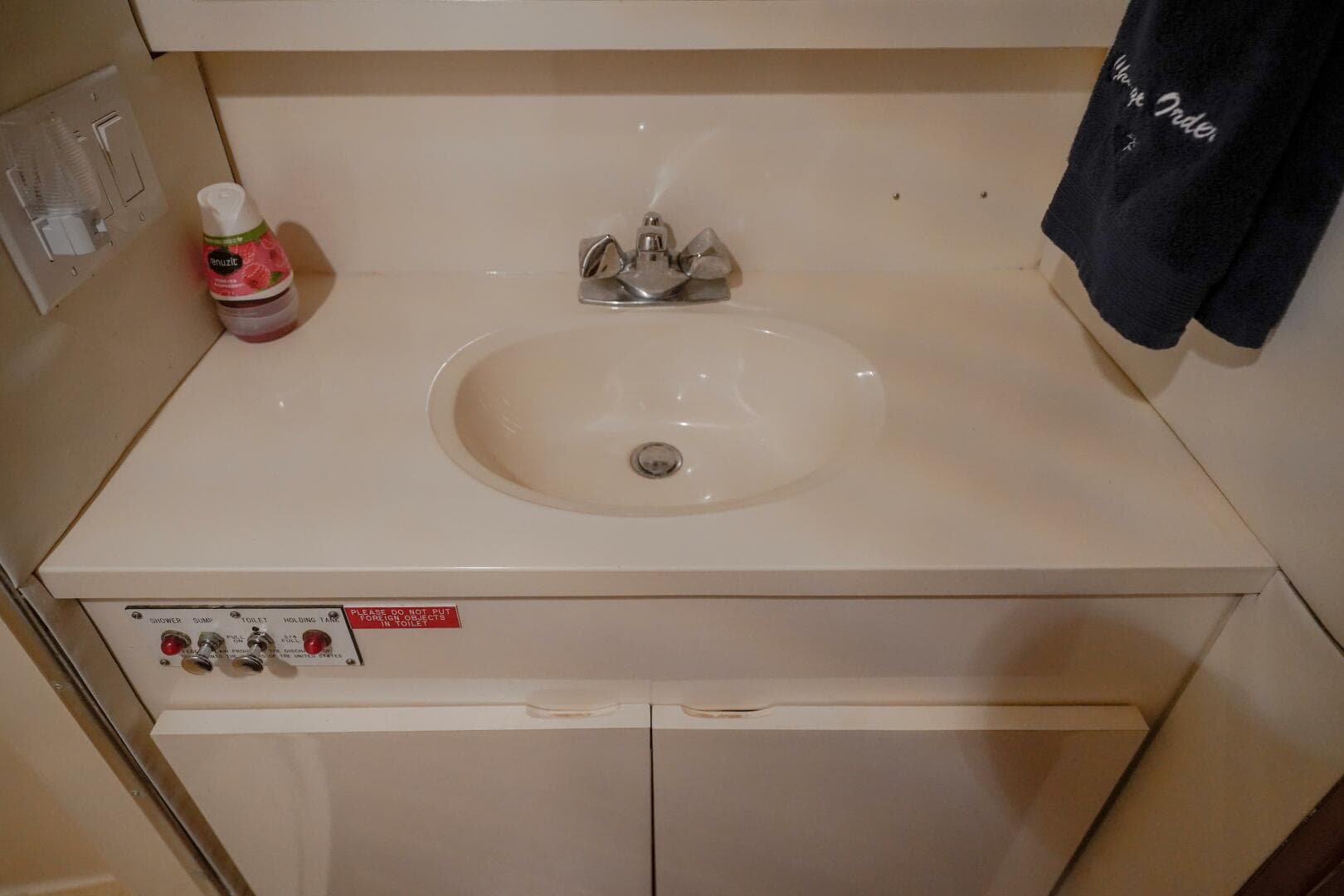 1994 Hatteras 46 Convertible — photo 16