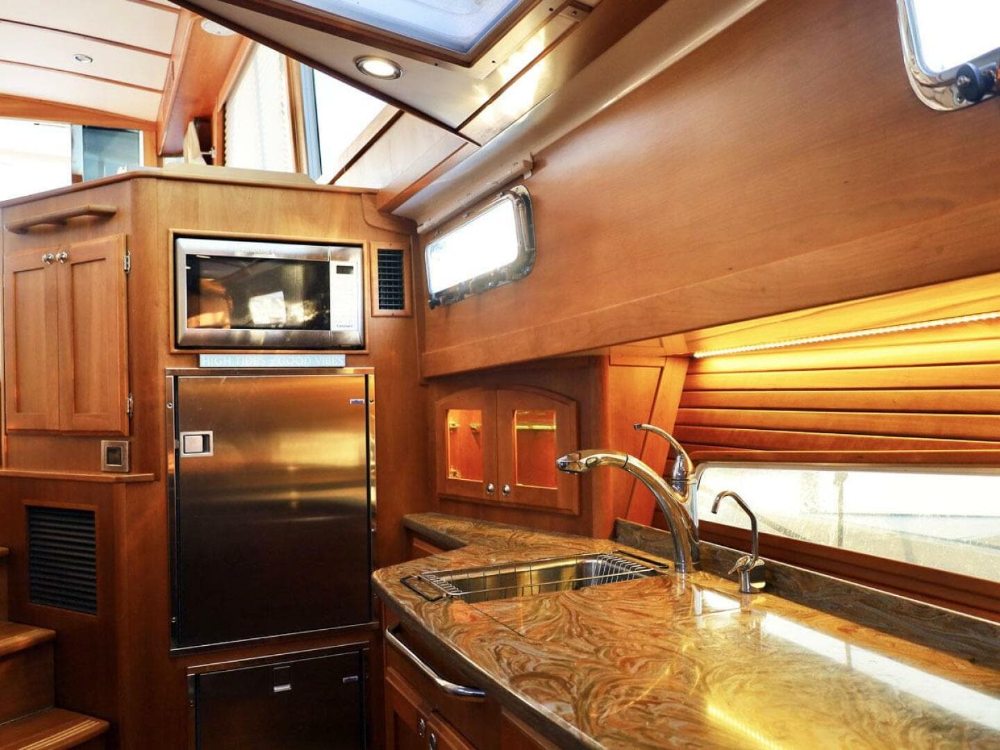 2018 Sabre 48 Flybridge Sedan — photo 12