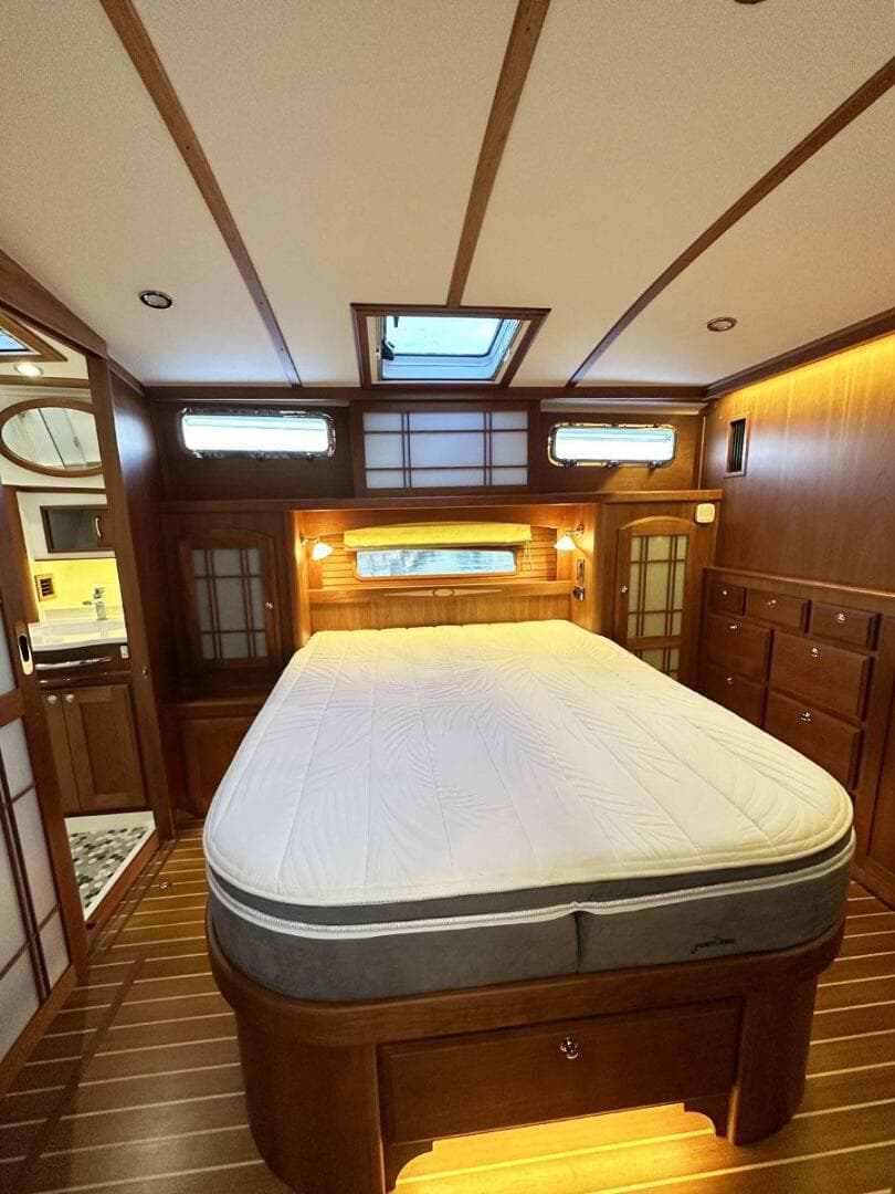 2018 Sabre 48 Flybridge Sedan — photo 17