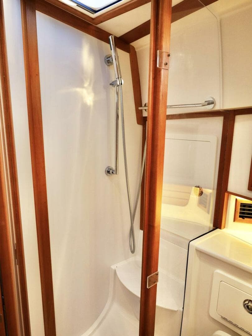 2018 Sabre 48 Flybridge Sedan — photo 25