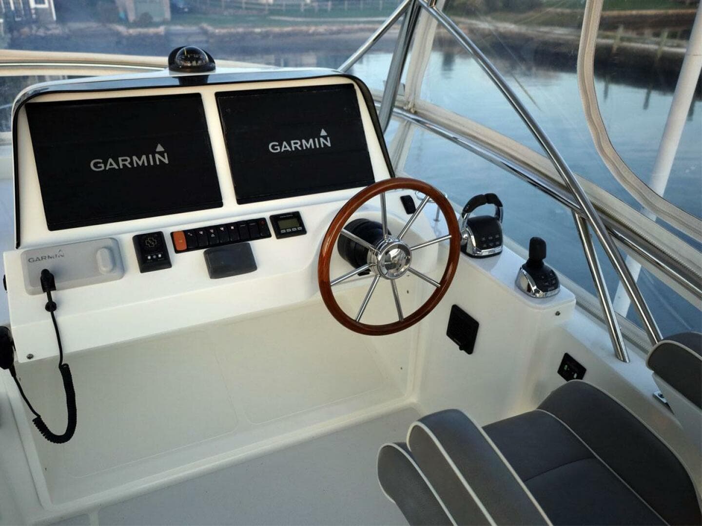 2018 Sabre 48 Flybridge Sedan — photo 8