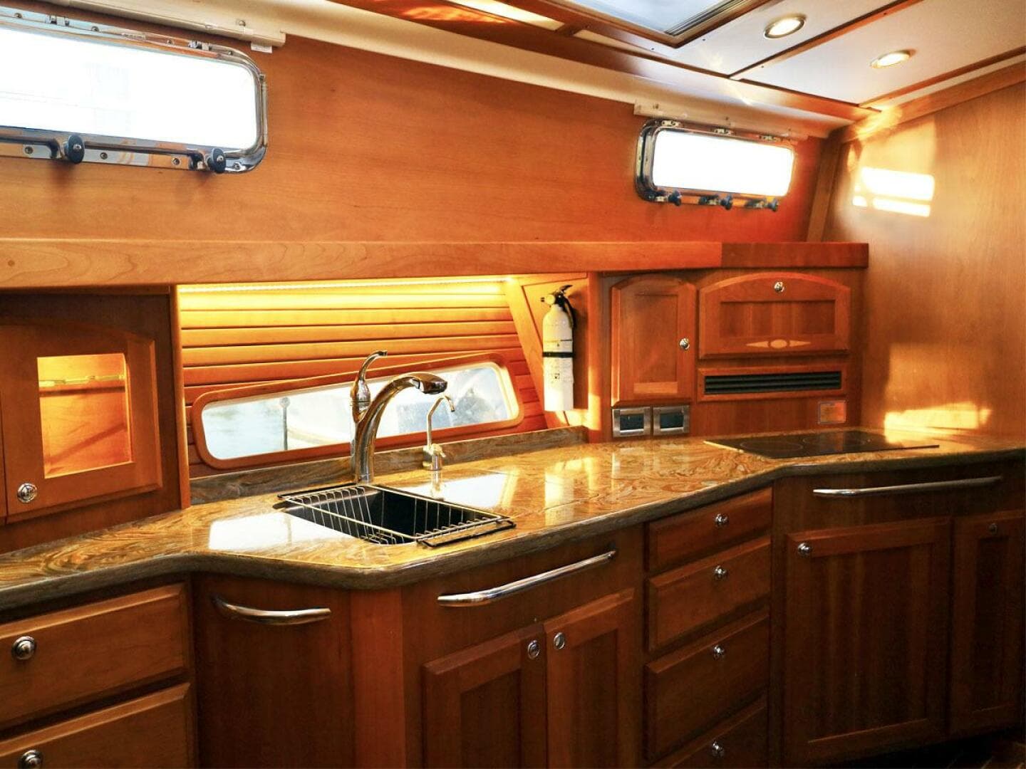 2018 Sabre 48 Flybridge Sedan — photo 13