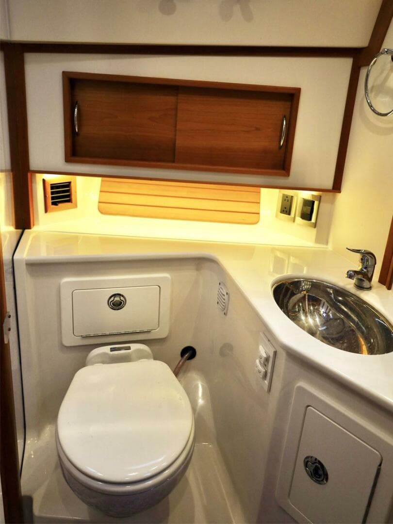 2018 Sabre 48 Flybridge Sedan — photo 24