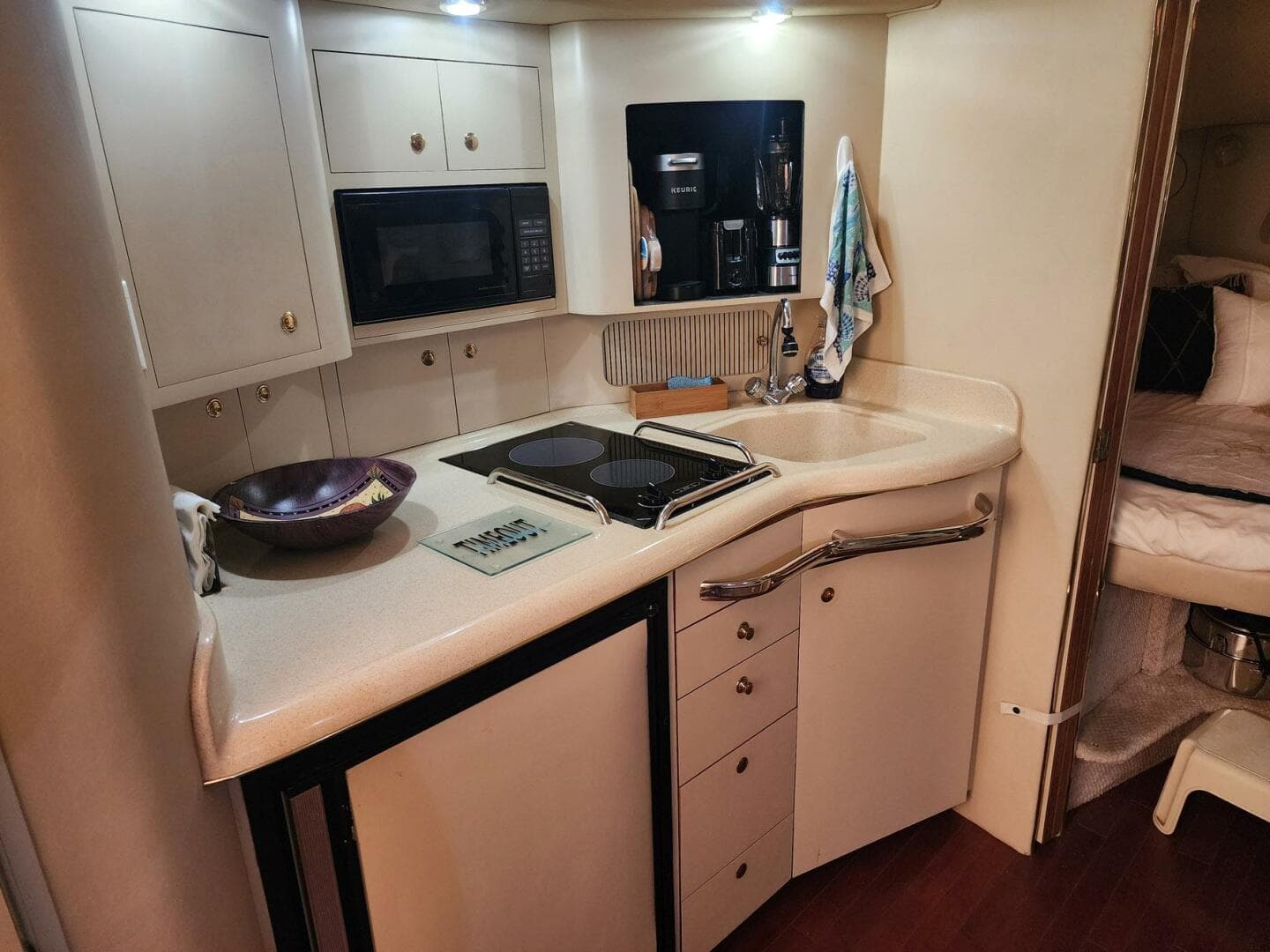 2000 Sea Ray 330 Express Cruiser — photo 2